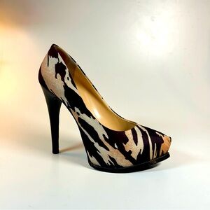 GUESS Tiger Print Hidden Platform Stiletto heels pumps. Size 7M.